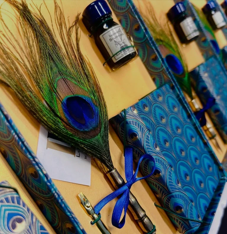Guida completa alla manutenzione delle piume da calligrafia: pulizia, conservazione, risoluzione problemi comuni.